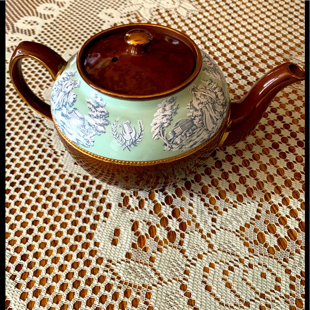 REDUCED‼️Sadler Vintage Teapot with Gold Trim